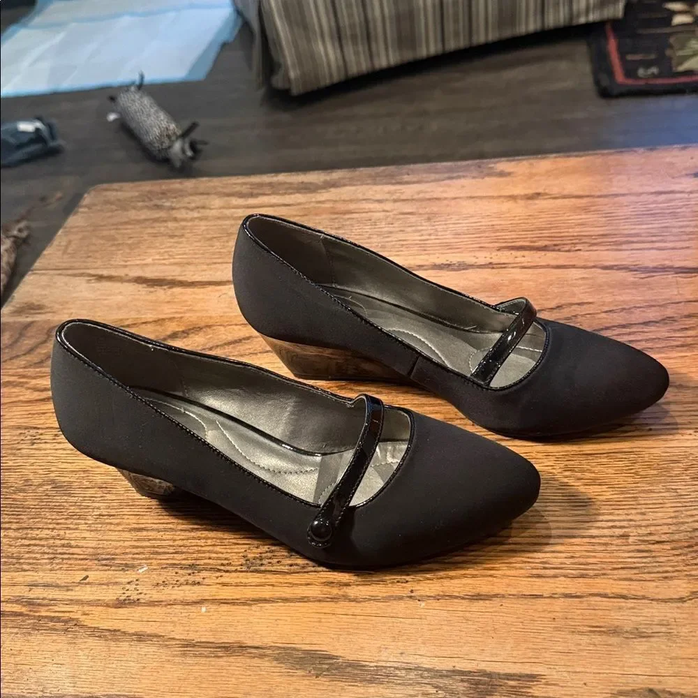 Bandolino Black Mary Jane 2” Wedge Pumps Almond Toe Patent Elastic Strap 7M